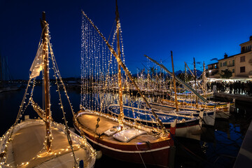 Illuminations de Noël des bateaux, les pointus, de Sanary-Sur-Mer dans le Var, en Provence, Sud de...