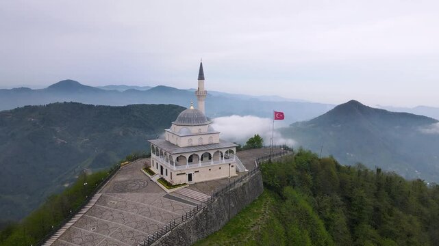 Footage of the mosque on Rize Qibla Mountain, also known as the mountain mosque and prayer hill, a tourist center visited by many people.