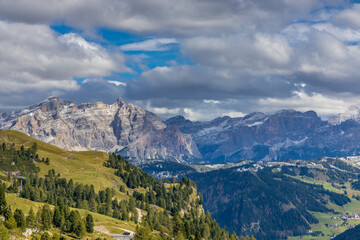 Obraz premium Dolomites sunny weather in summer mountains. Green valley and beautiful mountain rocky peaks in the Alps. Alpine scenic landscape in South Tyrol region in Italy