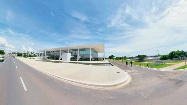 Passando pelo Pal&aacute;cio do Planalto em Bras&iacute;lia