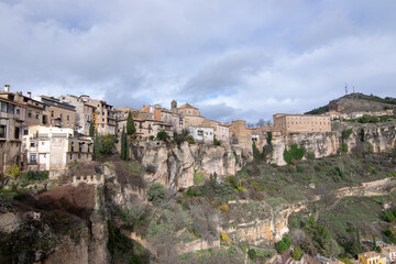 Obraz premium views of the hanging houses from the San Pablo bridge.