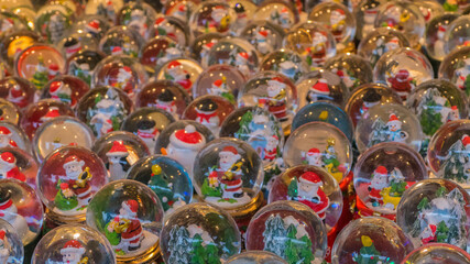 Schneekugeln auf Weihnachtsmarkt