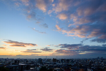 都市の夜明け。神戸岡本の高台より市街地をのぞむ