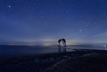 能登半島にある見附島と星空