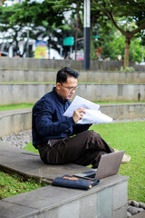 Obraz premium Portrait of Busy Man In Formal Style Reading Data Analyst While Working Using Laptop