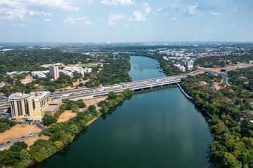 Obraz premium Stunning aerial view of I-35 highway bridge in Austin, Texas showcasing vibrant nature and urban landscape