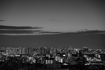 夜明け前の神戸市街地のビル群。高台の岡本公園の展望台より撮影