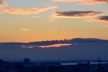 都市の夜明け。神戸岡本の高台より市街地をのぞむ