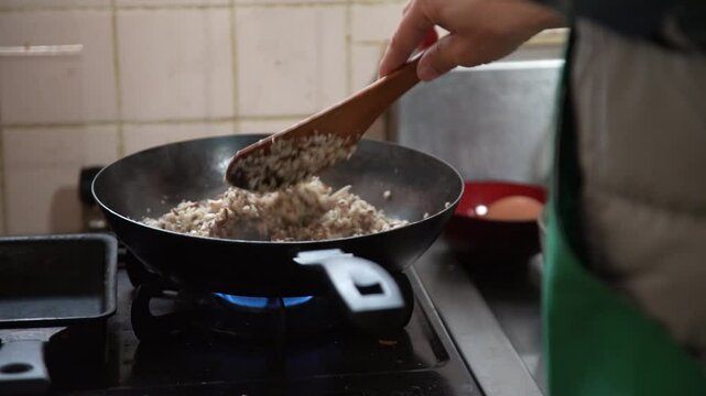 おからを炒める女性