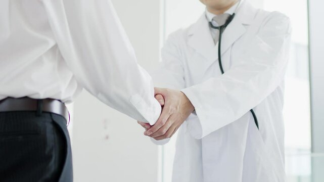 握手をする患者と医師