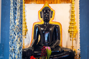 Obraz premium The black Buddha statue at Wat Pa Lelai Worawihan symbolizes Suphan Buri Province and serves as its renowned provincial temple.