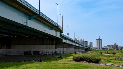 Obraz premium 二子玉川の多摩川にかかる橋