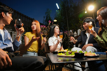 Friends are celebrating at a party, nightclubs are raising wine glasses to celebrate friendship.