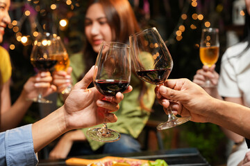 Friends are celebrating at a party, nightclubs are raising wine glasses to celebrate friendship.