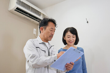 エアコンの修理の見積もりをする業者