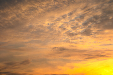 Obraz premium Enjoy a panoramic view of the skyline. The sun rises in the morning sky with colorful clouds. and beautiful cloud patterns In the soft light of the morning 