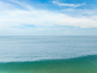 Obraz premium Beautiful clouds in sunny sky over sea nature background