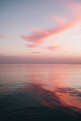 Obraz premium Evening sky with soft pink and orange tones blending seamlessly, offering tranquility