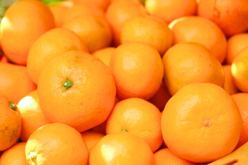 ビタミンCを豊富に含むみかん。みかんを食べて栄養補給
