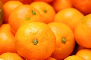 ビタミンCを豊富に含むみかん。みかんを食べて栄養補給
