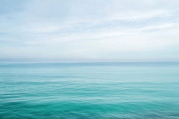 Obraz premium A serene view of calm ocean waters under a cloudy sky.