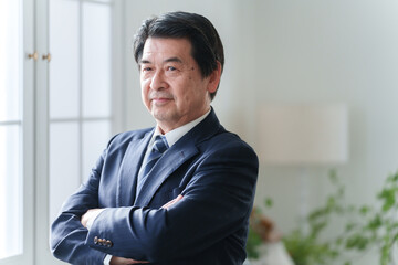 オフィスで働くビジネスマン男性
