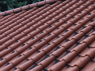 沖縄の赤瓦でできた屋根のアップ