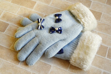 小学生の女の子向けの水色リボン付き手袋。