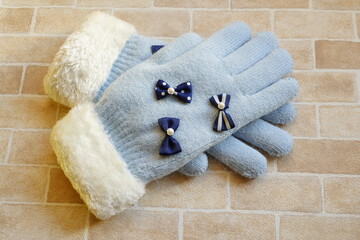 小学生の女の子向けの水色リボン付き手袋。