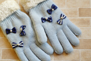 小学生の女の子向けの水色リボン付き手袋。