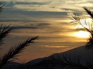 Ein Sonnenstrahl durchbricht die Wolkendecke &uuml;ber Kos mit sch&ouml;nem Sonnenuntergang