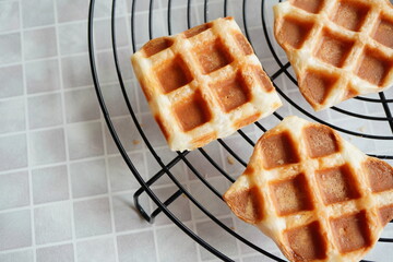 焼きたてのパイワッフルをケーキクーラーに乗せて様しているところ