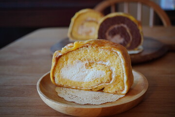 3種類の味のシューロールケーキ。蜂蜜味、チョコレート味、プレーン味。あ