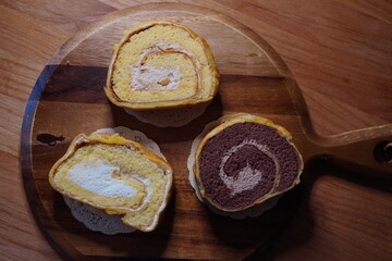 3種類の味のシューロールケーキ。蜂蜜味、チョコレート味、プレーン味。あ