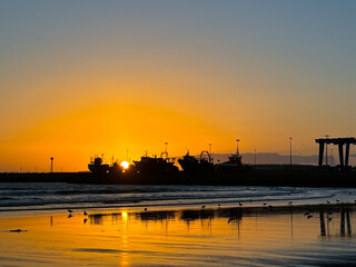 Fototapeta premium sunset on Essaouira beach, in front of the port, in Morocco