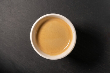 arrière plan, avec une tasse de café sur une ardoise noir, en vue de dessus, photo de studio, png, en transparence