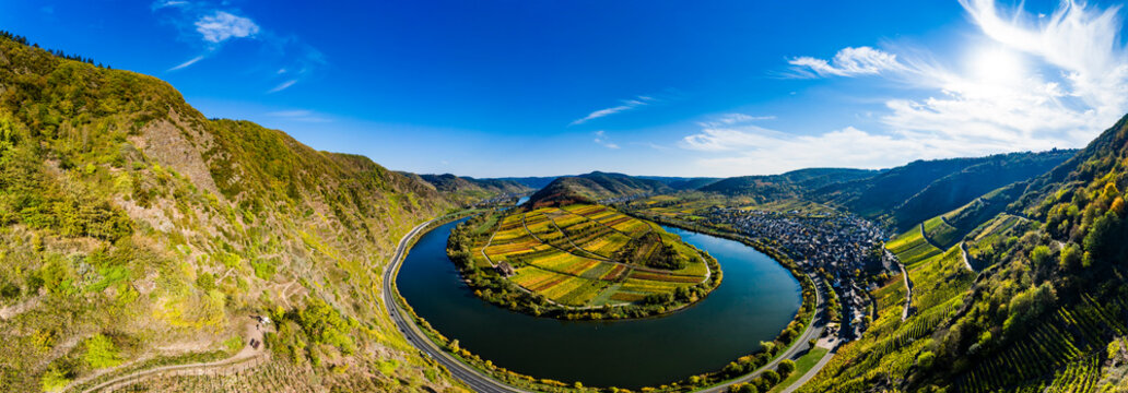 Germany, Rhineland Palatinate, Cochem-Zell, Bremm, Panoramic view of Moselle Loop and Moselle River