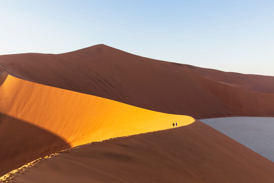 Africa, Namibia, Namib desert, Naukluft National Park, tourists on sand dune 'Big Daddy'