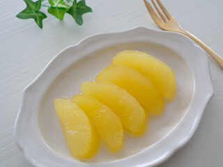 皿に盛ったりんごのコンポート