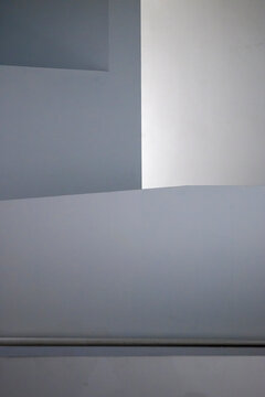Architettura. Interno di stanza bianca. Sfondo ambiente vuoto. Muri bianchi sovrapposti formano linee geometriche