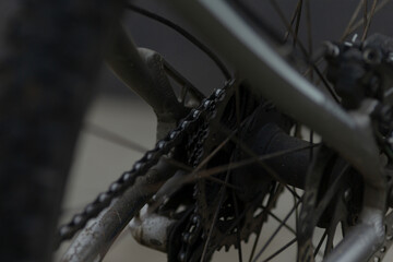 Fototapeta premium This is a close up view of a bicycle chain that is intricately positioned on the wheel, showcasing its detailed components and design