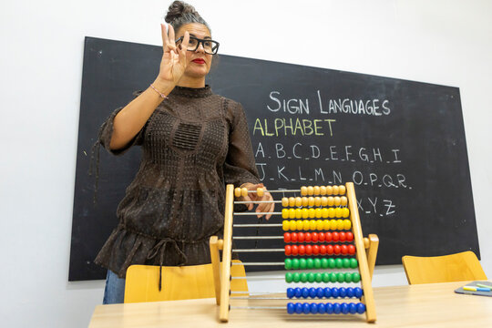 Teaching the sign language alphabet in a classroom setting