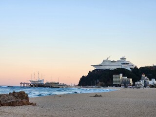 Fototapeta premium 봄 여름 가을 겨울 풍경 스키장 바다 겨울 바다 벚꽃