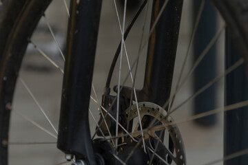 Fototapeta premium This image features a detailed closeup of a bicycle wheel, prominently showcasing its disc brake system for optimal braking performance