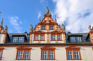 Ritterfiguren auf dem mittleren Zwerchhaus des historisches Stadthaus in der Altstadt in Coburg, Bayern, Deutschland,