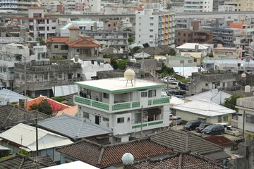 沖縄　給水タンク　赤瓦　コンクリート住宅　那覇の街並み