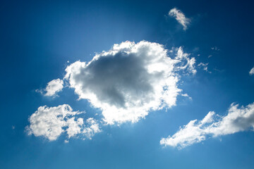 Nuage dans le ciel bleu