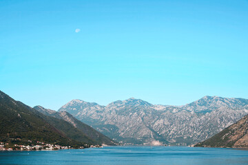 Obraz premium Rugged rocky mountains rising into the sky