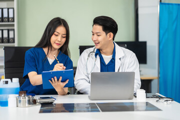 Obraz premium Medical team working on digital tablet healthcare doctor technology tablet using computer analyzed the results of medical reports.