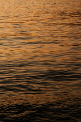 hermoso reflejo de la luz del sol sobre el mar